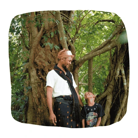 Homme et son enfant devant un ficus, heureux