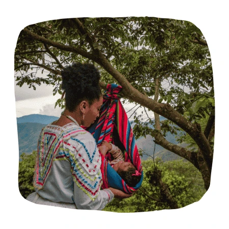 Femme avec son bébé dans la forêt