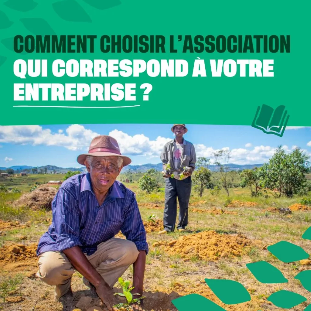 2 hommes accroupis plantant des arbres, au dessus d'eux un bandeau vert avec écrit comment choisir l'association qui correspond à votre entreprise ?