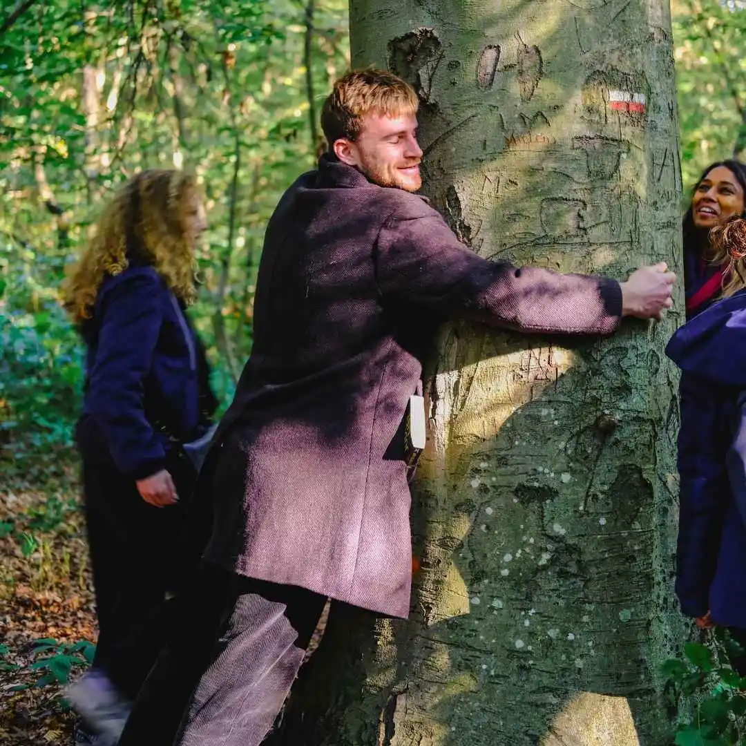 Collaborateur qui fait un calin à un arbre