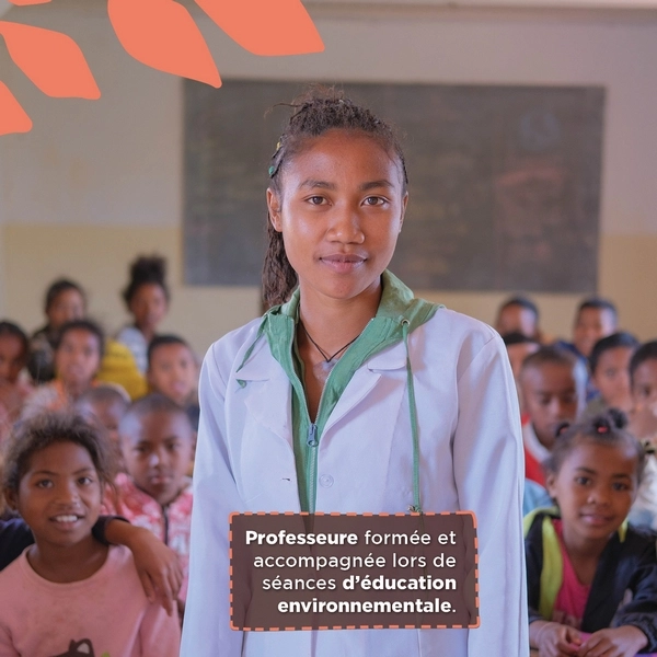 Une professeure formée et accompagnée lors de séances de sensibilisation environnementale