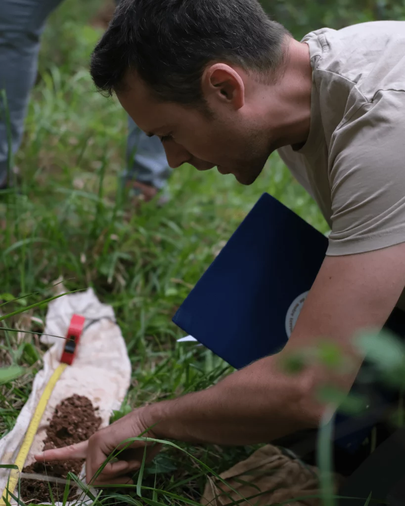 François Casez fait un carottage de sol
