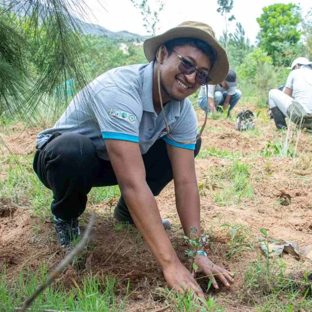 Ando, chargé de communication de Cœur de Forêt Madagascar participe à la campagne de reboisement