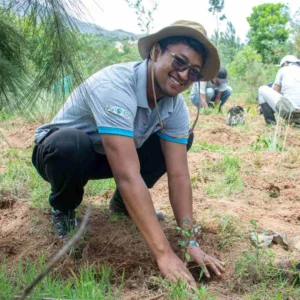 Ando, chargé de communication de Cœur de Forêt Madagascar participe à la campagne de reboisement