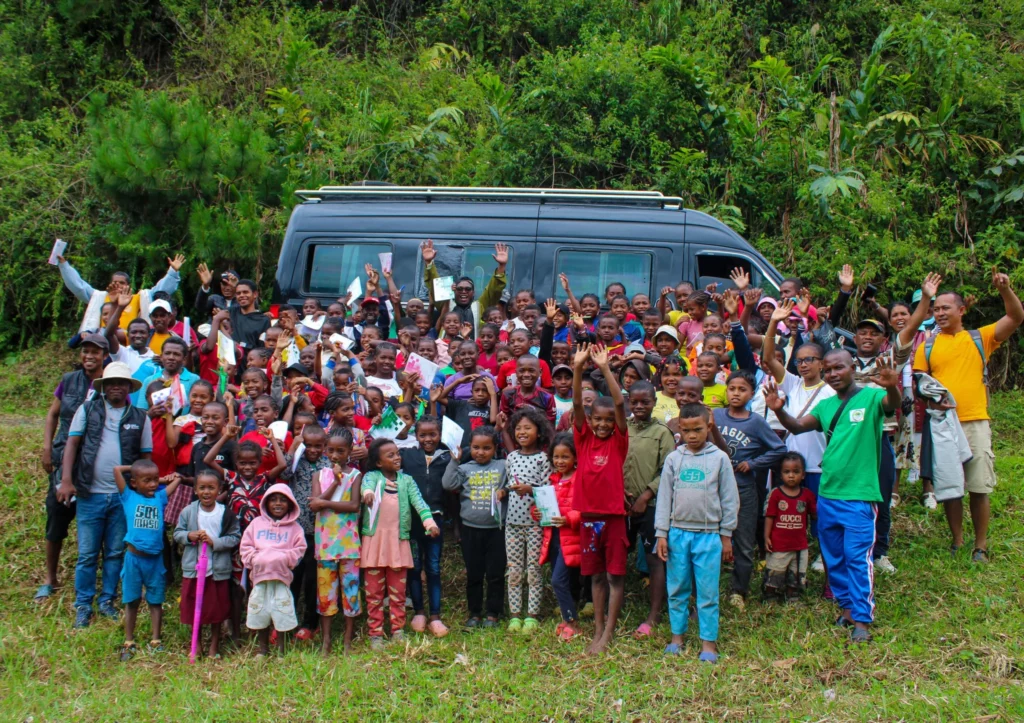 Les enfants sensibilisés lors de la sortie en forêt à Madagascar