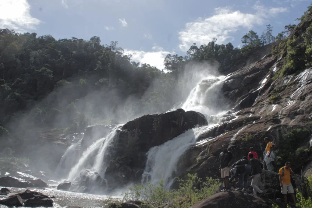 Les enfants regardent le barrage hydroéléctrique