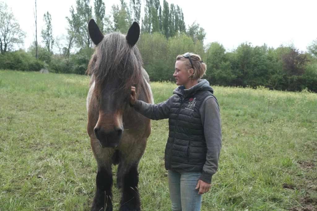 Louisa débardeuse et son cheval