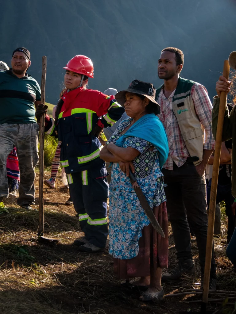 Un pompier, une cholitas et un membre de coeur de foret bolivie durant l'atelier